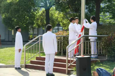 国旗班的旗手们迎着朝阳，以饱满的热情，庄严地护卫五星红旗