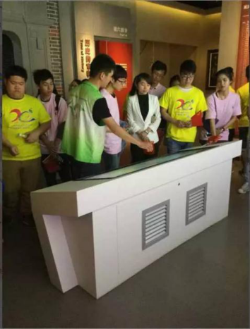 建工系15造价1班蒋曜泽同学正在为我们进行“血沃淞沪”主题展讲解