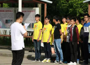 建工系学生代表15技术2班张康佳同学上台进行国旗下的讲话