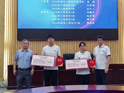 钟才根总工程师和设计创意学院赵培忠书记为木工技艺大赛二等奖获得者颁奖