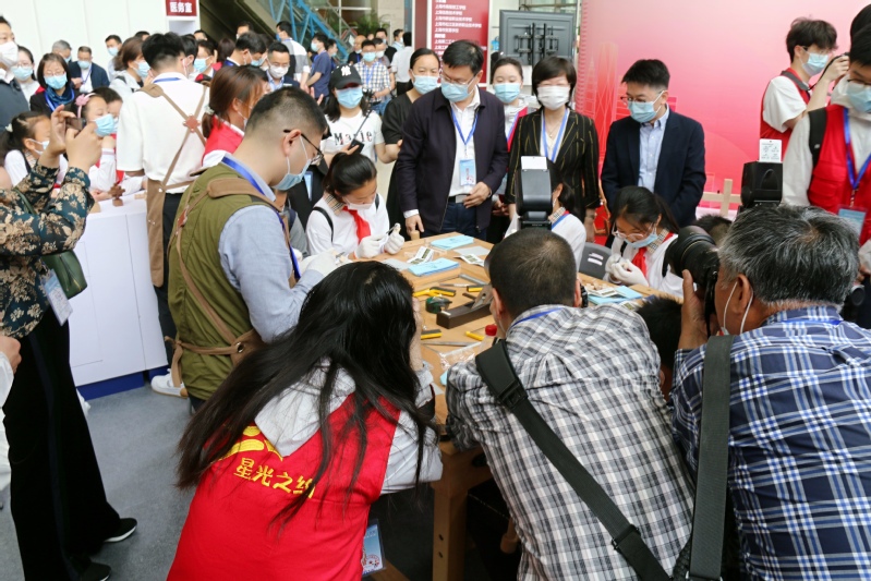 陈副市长观看学生制作鲁班锁 陈副市长观看学生制作鲁班锁