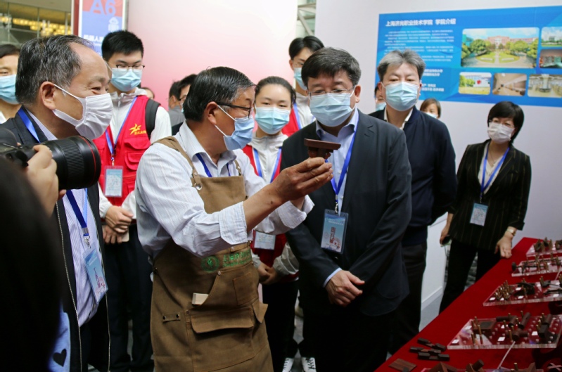 顾大师向陈副市长演示作品1 顾大师向陈副市长演示作品1