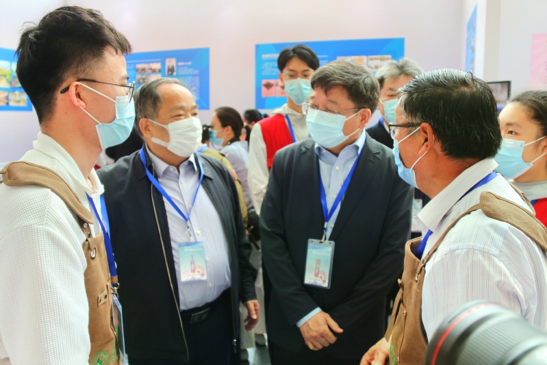 李院长向陈副市长介绍我院木工大师工作室的创建和运行 李院长向陈副市长介绍我院木工大师工作室的创建和运行