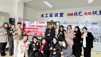 情暖三八妇女节 春风送报人人心