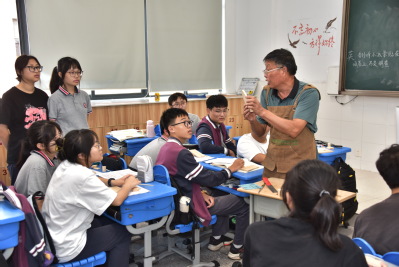 嘉定区封浜中学送教木艺体验课