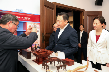 我校木工大师工作室领衔人顾惠明——受邀请为全总和市总工会领导展演木艺作品魅力