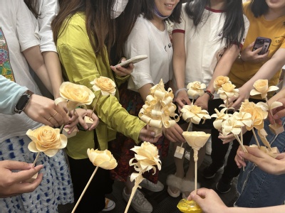 工作室团队为平安健康互联网股份有限公司全体党员开展木艺体验活动