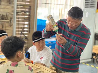 六一儿童节为上海济光职业技术学院教职工子女木艺体验