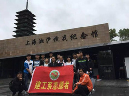 讲解志愿者在淞沪抗战纪念馆前合影