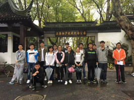 淞沪抗战纪念公园门前的合影