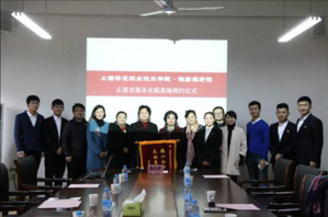 学院师生与敬老院院长合影留念