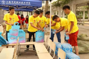 志愿者在整理宣传单