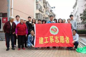 志愿者与老人合影留念