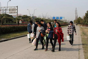 同学们前往怡康敬老院