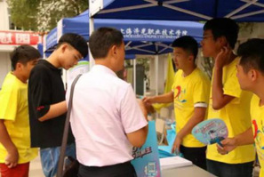 志愿者正在为新生介绍系院情况