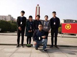 宝山烈士陵园前合影留念